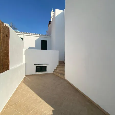 Room In House - Vibrant Stay In Old Town Pensión Albufeira