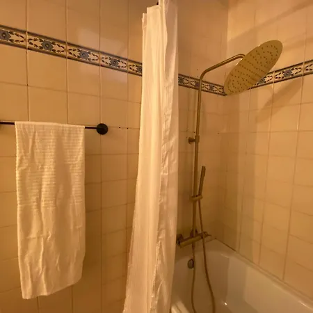 Pensión Room In House - Vibrant Stay In Old Town *