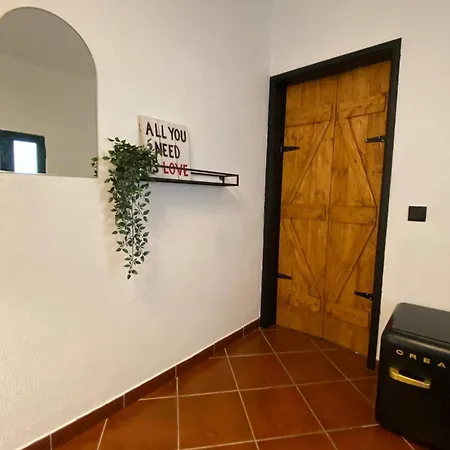 Room In House - Vibrant Stay In Old Town Pensión *