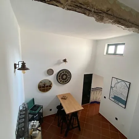 Room In House - Vibrant Stay In Old Town Pensión Albufeira