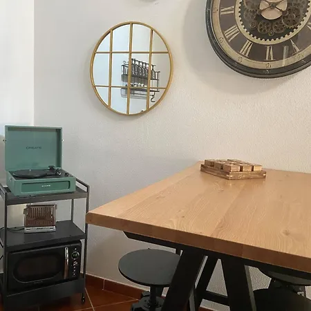 Room In House - Vibrant Stay In Old Town Pensión *