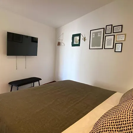 Room In House - Vibrant Stay In Old Town Pensión Albufeira